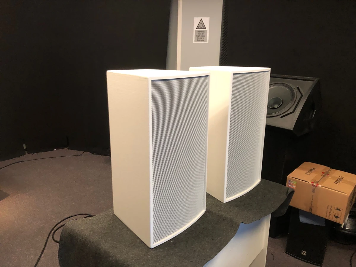 White MT1514 cabinets viewed from the side